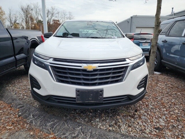 2022 Chevrolet Equinox LS photo 2