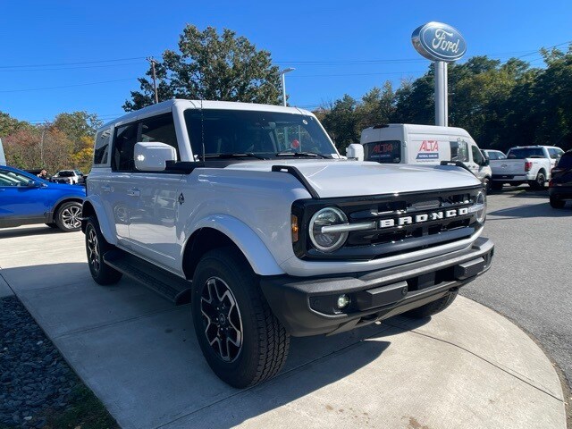 2025 Ford Bronco Outer Banks photo 2