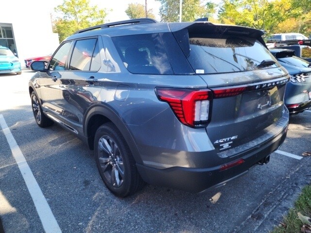 2025 Ford Explorer photo 3
