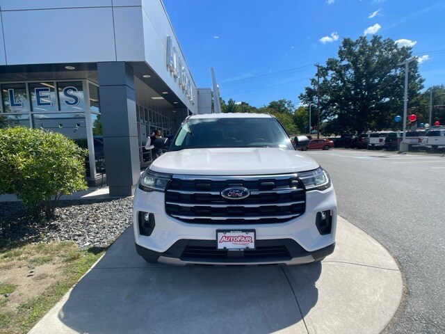 2025 Ford Explorer photo 2