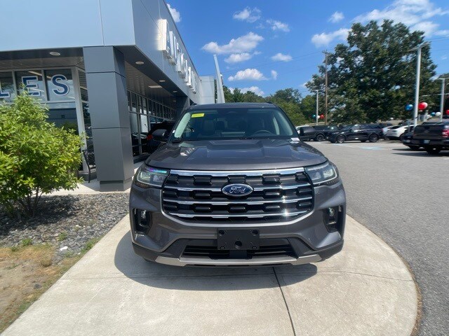 2025 Ford Explorer photo 3