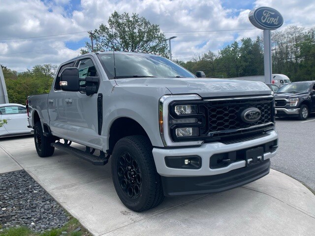 2025 Ford F-350 photo 2