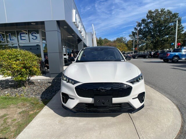 2025 Ford Mustang Mach-E Premium photo 3