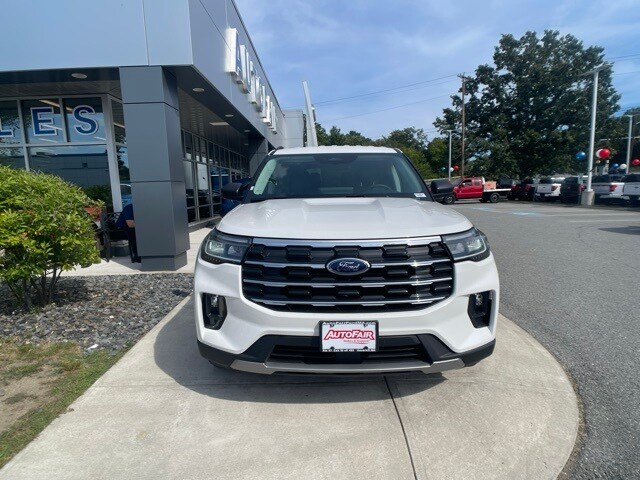 2025 Ford Explorer photo 3