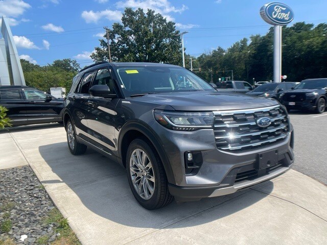2025 Ford Explorer photo 2