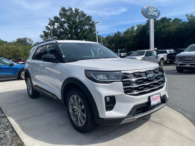 2025 Ford Explorer photo 2