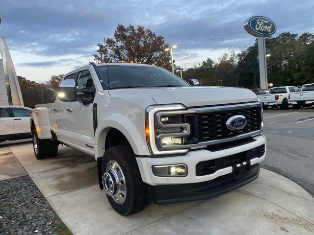 2026 Ford F-450 Super Duty Platinum's photo