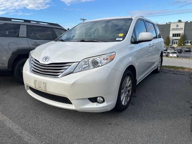 2015 Toyota Sienna XLE photo 3