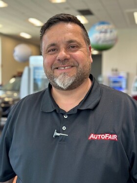 Staff member Robert Almeida from ID_49e3edfe9c1e