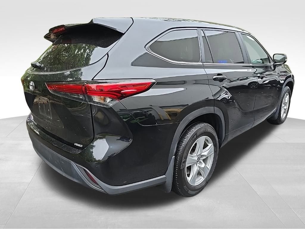 2023 Toyota Highlander LE photo 4