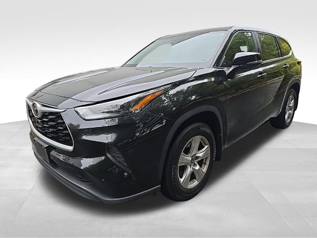 2023 Toyota Highlander LE photo 3