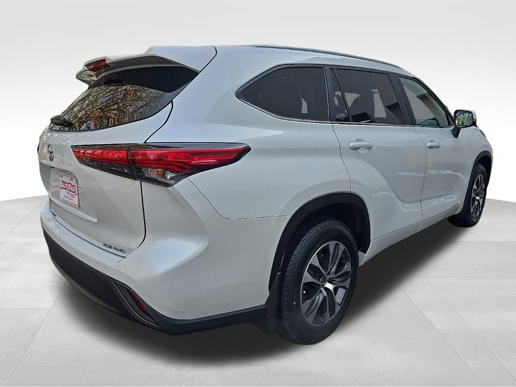 2023 Toyota Highlander L photo 4