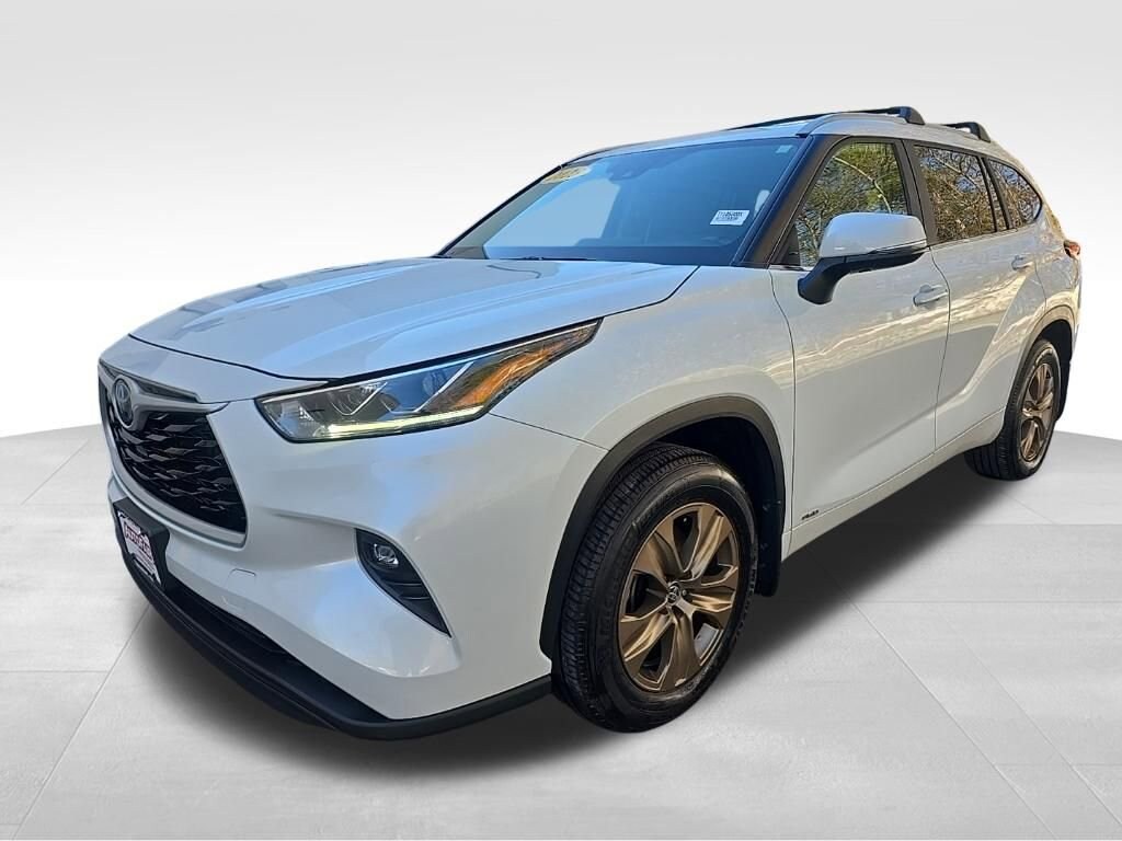 Used 2023 Toyota Highlander Hybrid XLE Bronze SUV