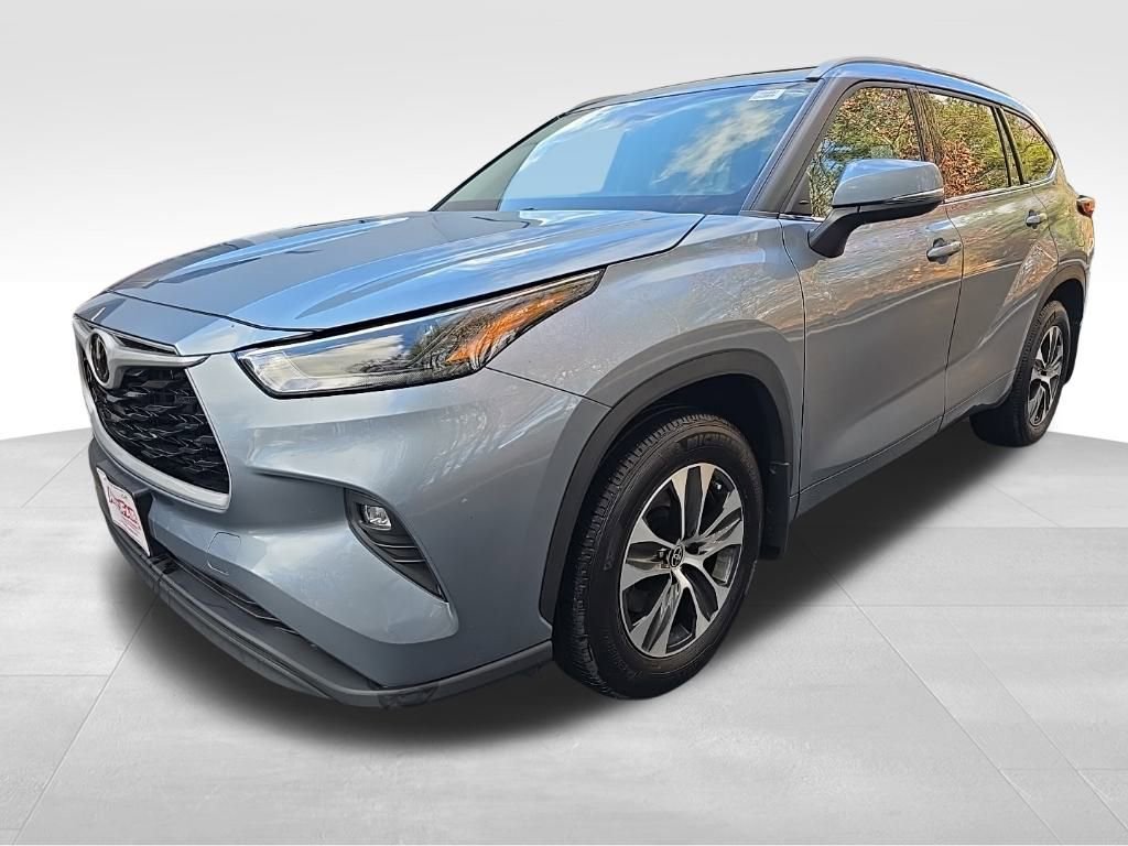 2022 Toyota Highlander XLE photo 3
