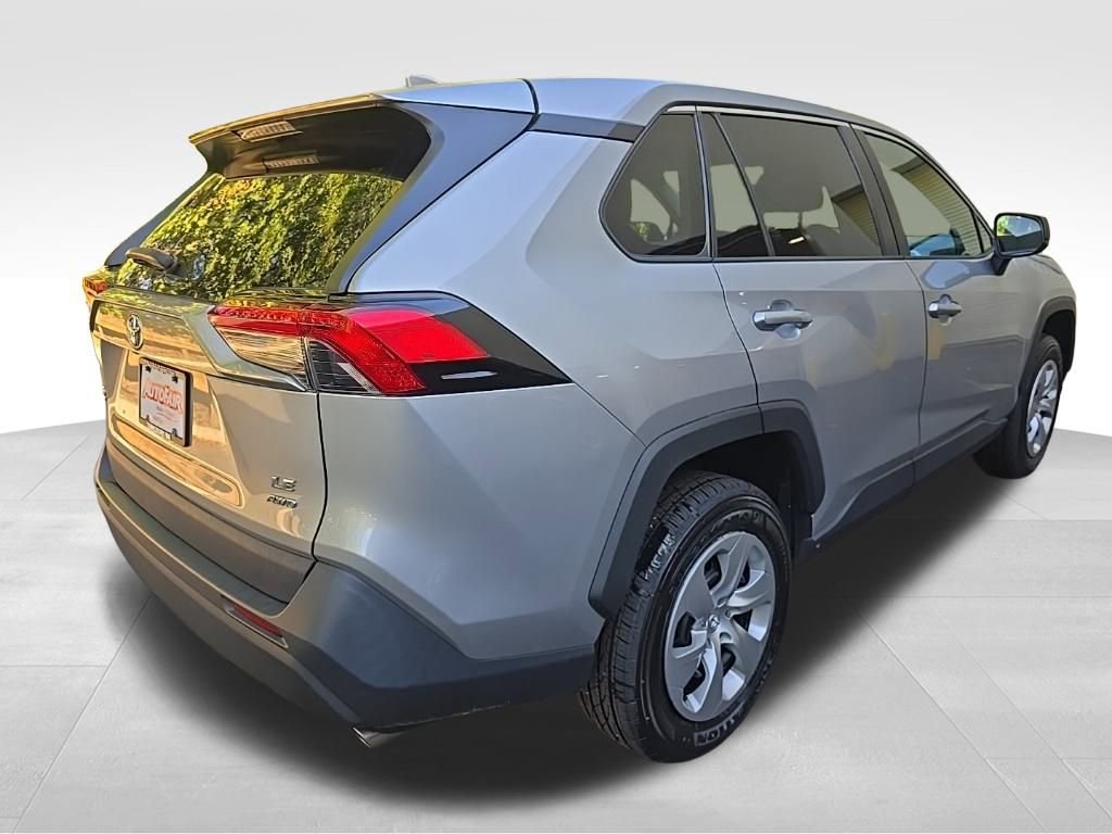 2022 Toyota RAV4 LE photo 2