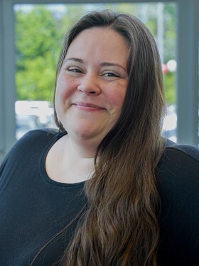 Staff member Amelia Torres from ID_999ac8e13176