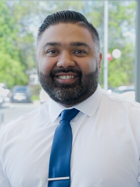 Staff member Shahid Qureshi from ID_473a8013b172