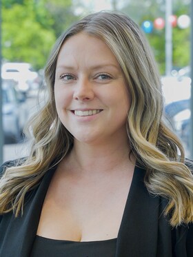 Staff member Alexa Holland from ID_6ba3a715f71c