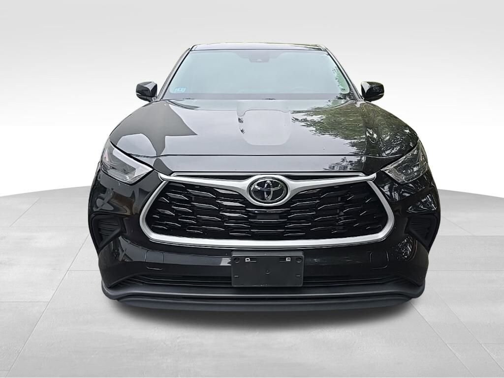 2023 Toyota Highlander LE photo 2