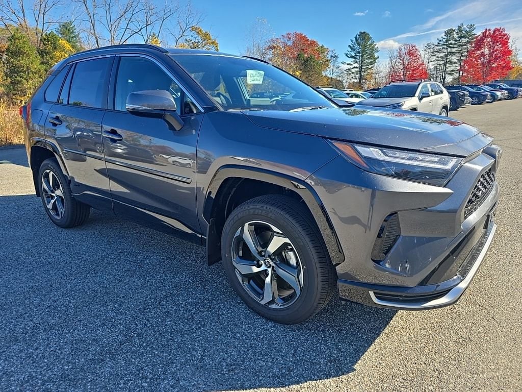 2025 Toyota RAV4 SE's photo