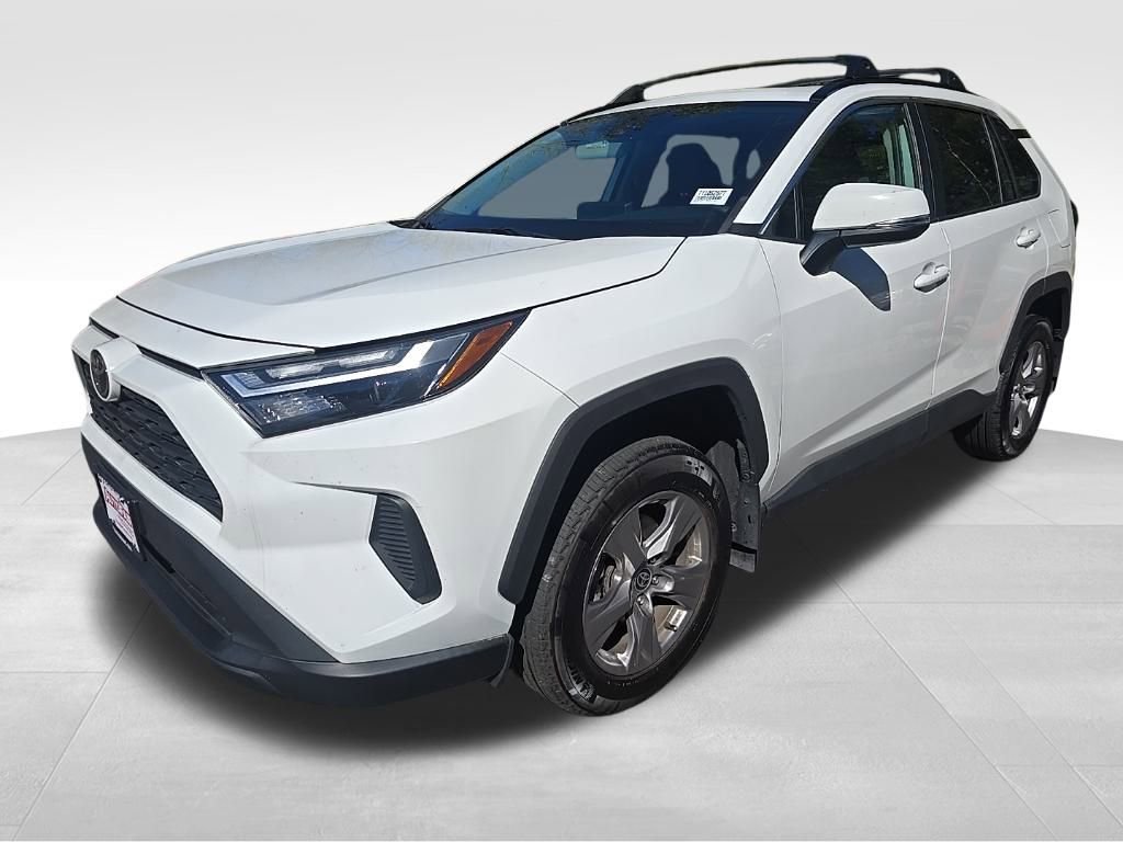 2022 Toyota RAV4 XLE photo 3