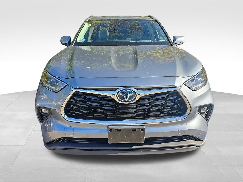 2022 Toyota Highlander Hybrid Limited photo 2