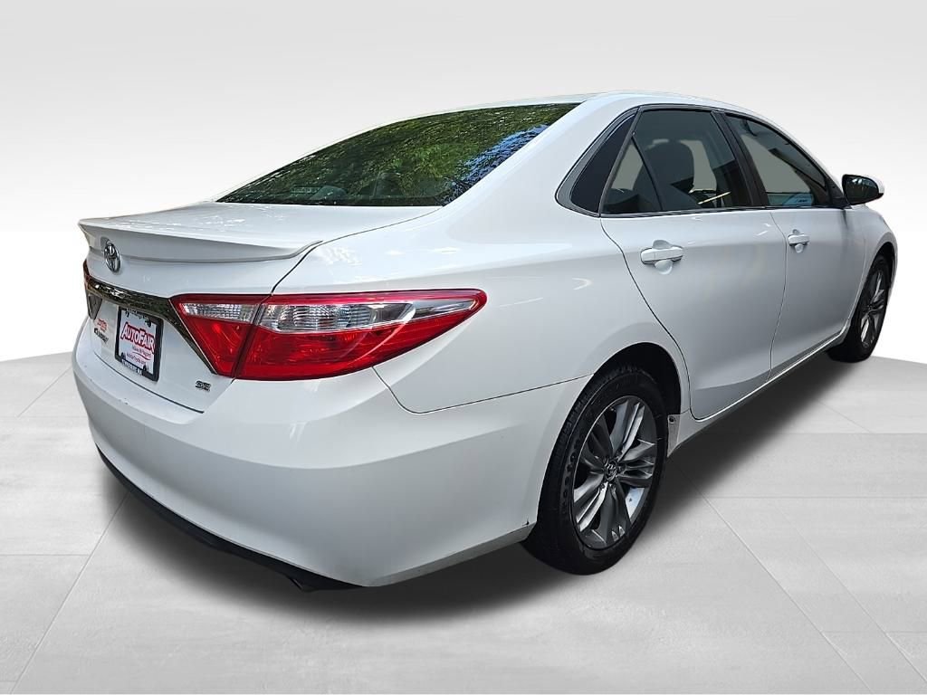 2016 Toyota Camry SE photo 4