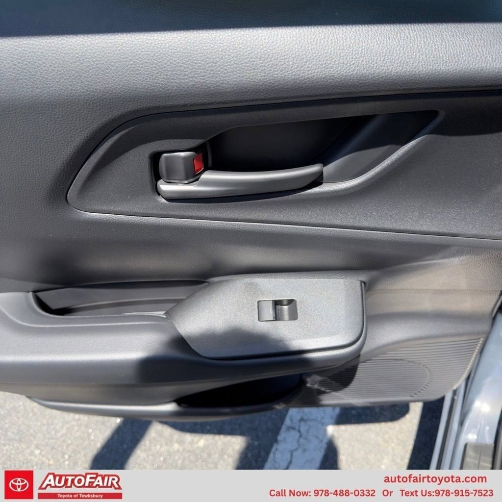 2026 Toyota Prius Plug-in Hybrid SE - Photo 17