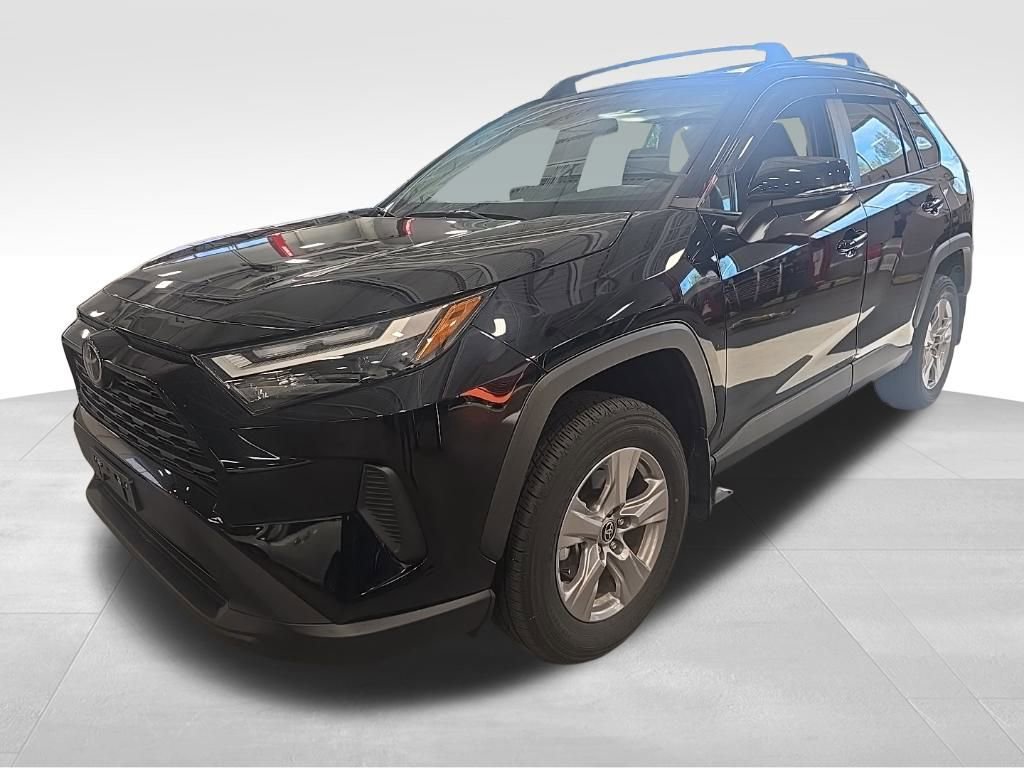 2022 Toyota RAV4 XLE photo 2