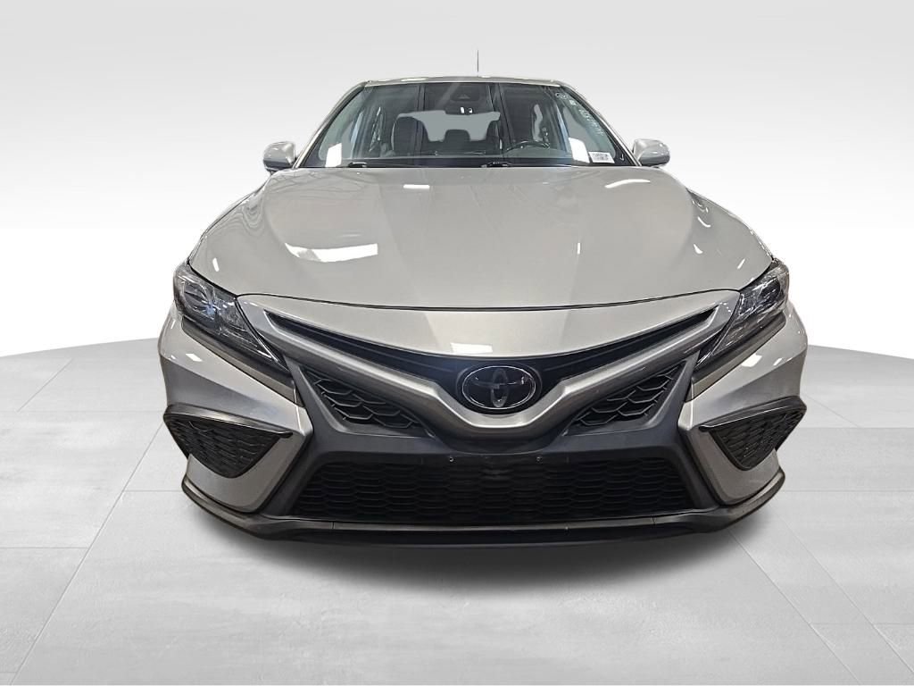 2022 Toyota Camry SE photo 2