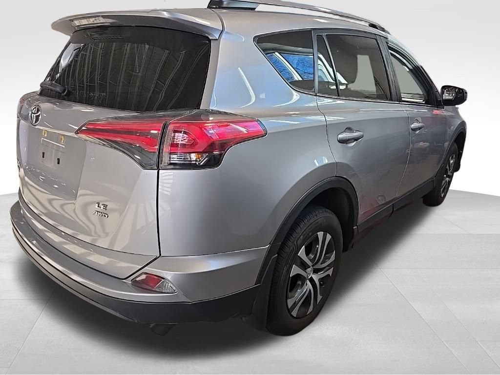 2018 Toyota RAV4 LE photo 4