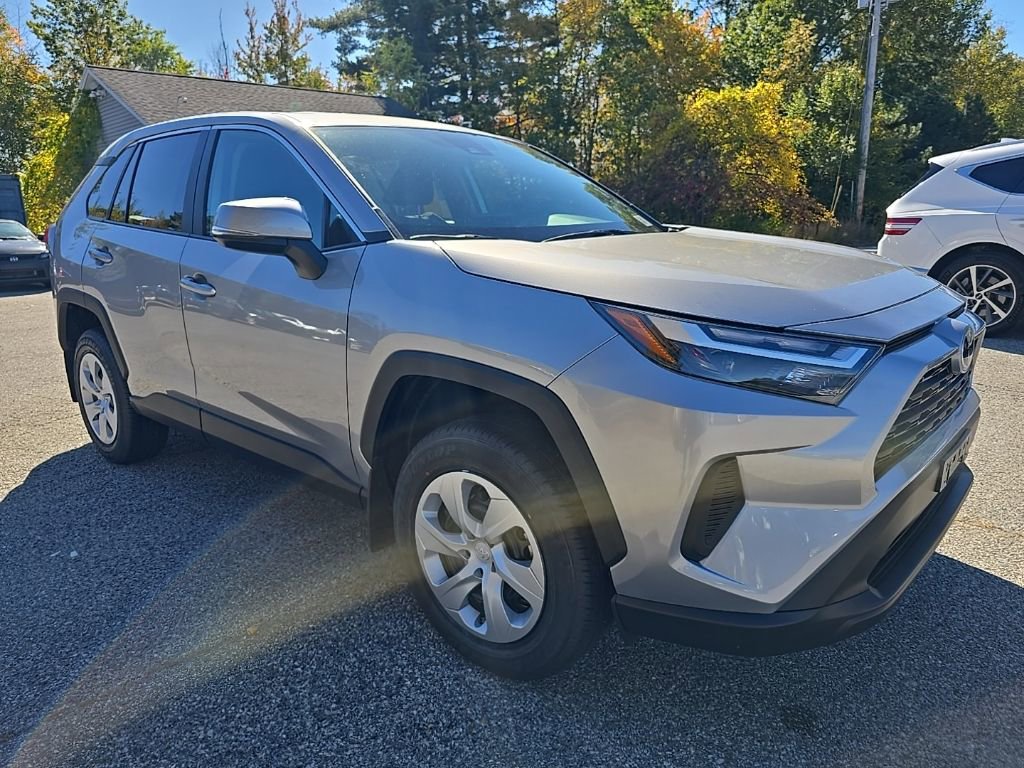 2025 Toyota RAV4 LE's photo