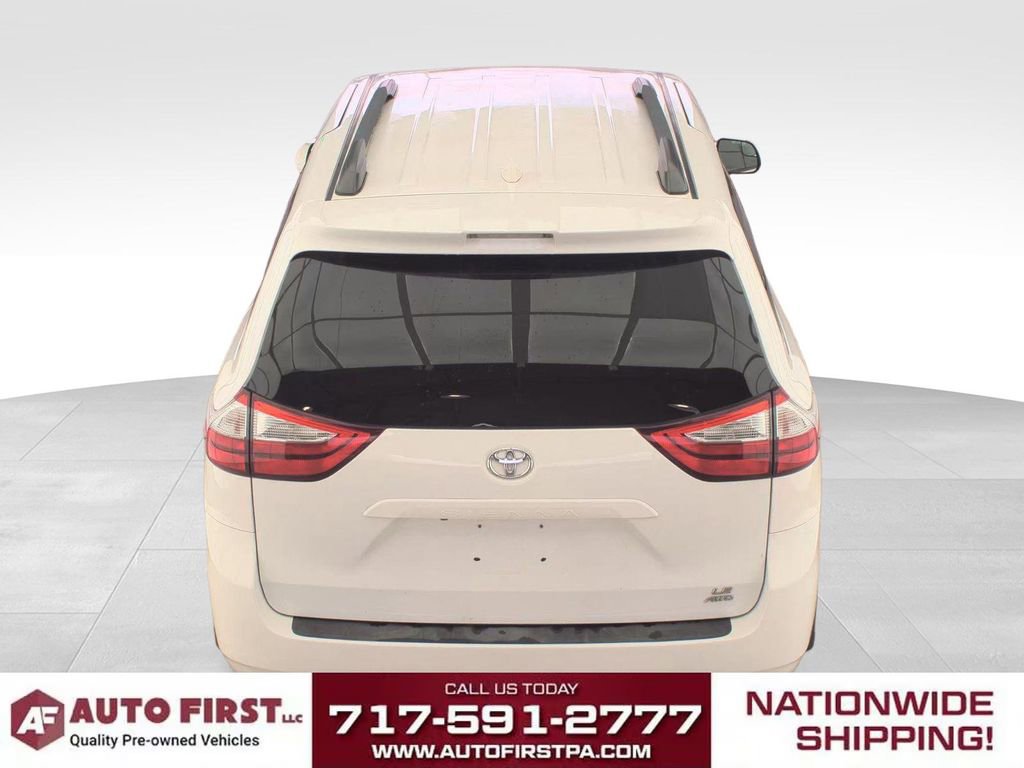 2018 Toyota Sienna LE photo 3