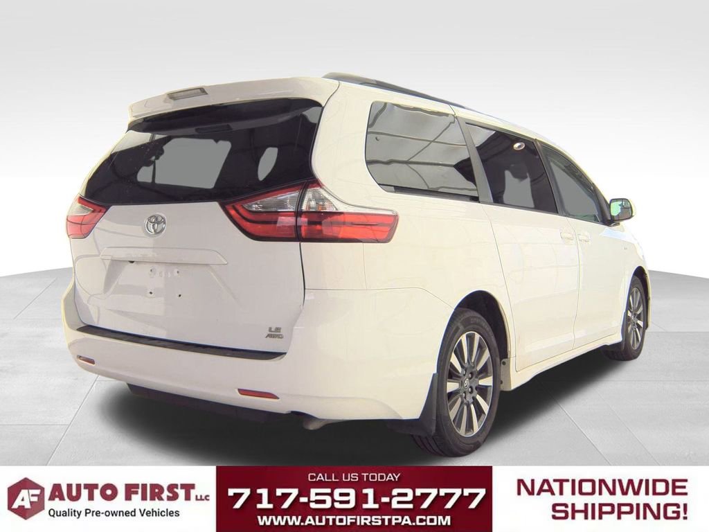 2018 Toyota Sienna LE photo 2