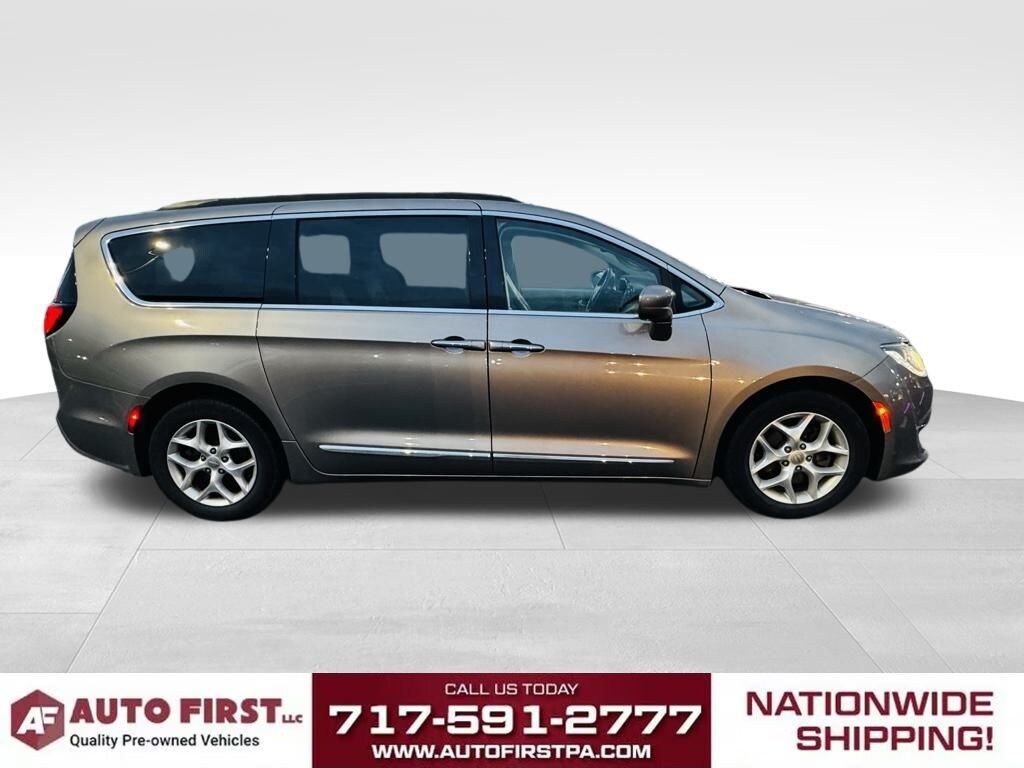 Used 2017 Chrysler Pacifica Touring L Minivan/Van