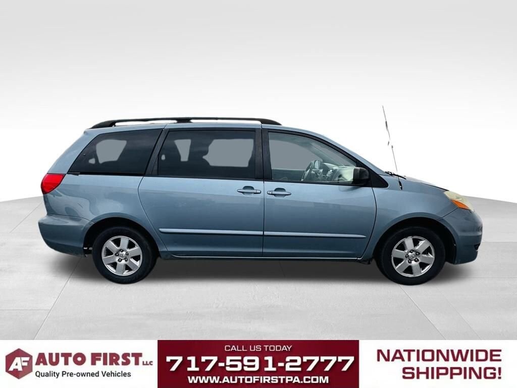 2006 Toyota Sienna LE photo 2