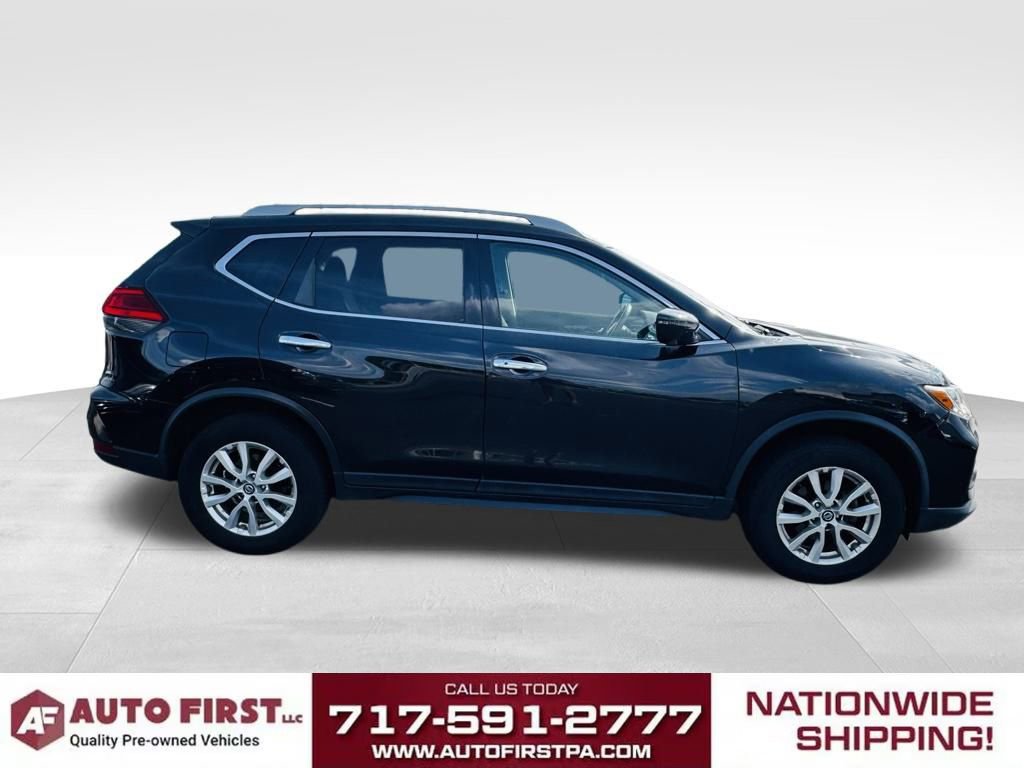 2017 Nissan Rogue SV photo 2