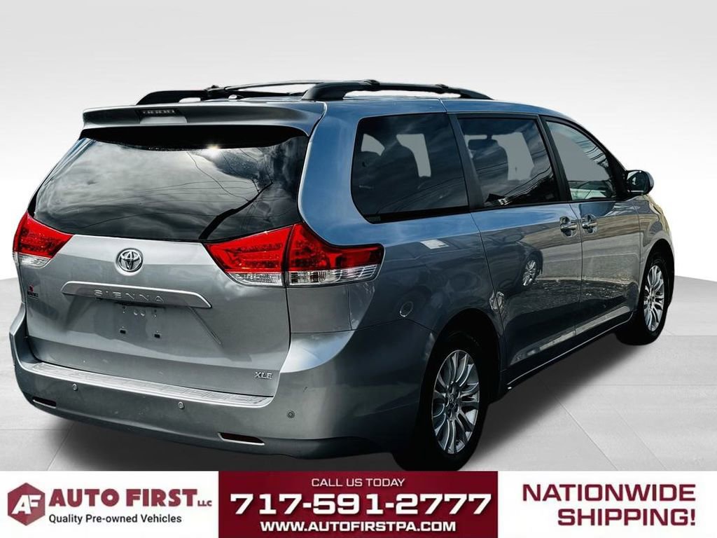 2018 Toyota Sienna XLE Premium photo 2