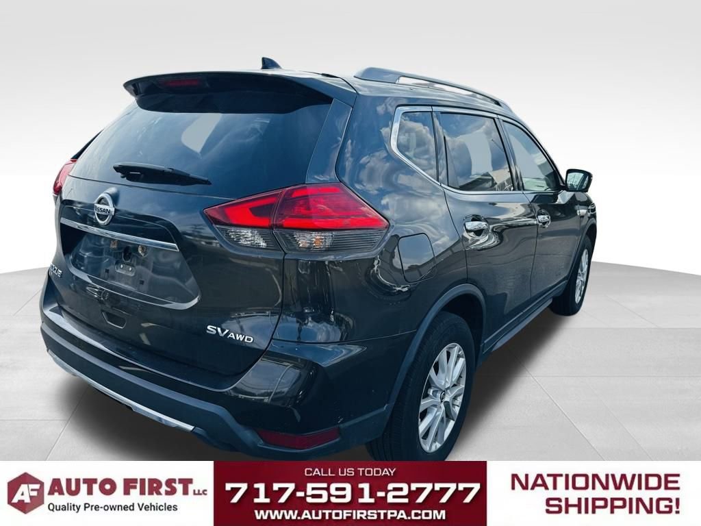 2017 Nissan Rogue SV photo 3