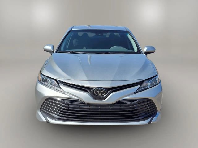 2018 Toyota Camry SE XLE photo 2