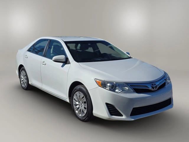 2014 Toyota Camry LE photo 3