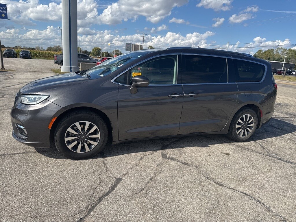 2021 Chrysler Pacifica Touring L photo 2