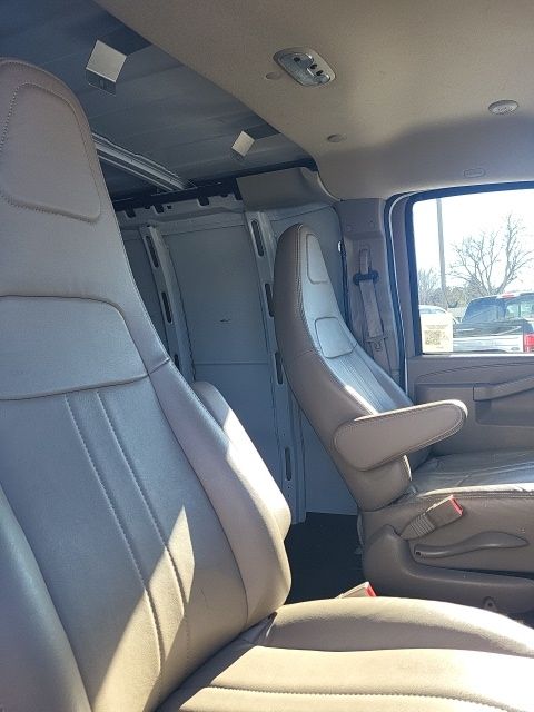 2024 GMC Savana Cargo Work Van - Photo 17