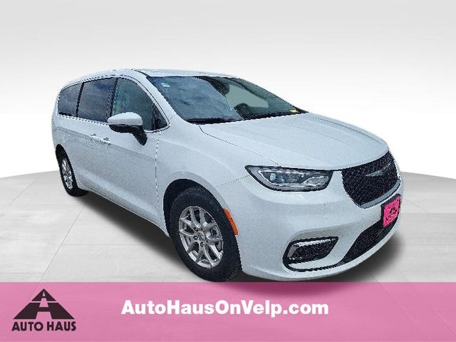 2023 Chrysler Pacifica Touring L's photo