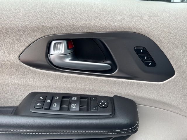2024 Chrysler Pacifica Touring L - Photo 9