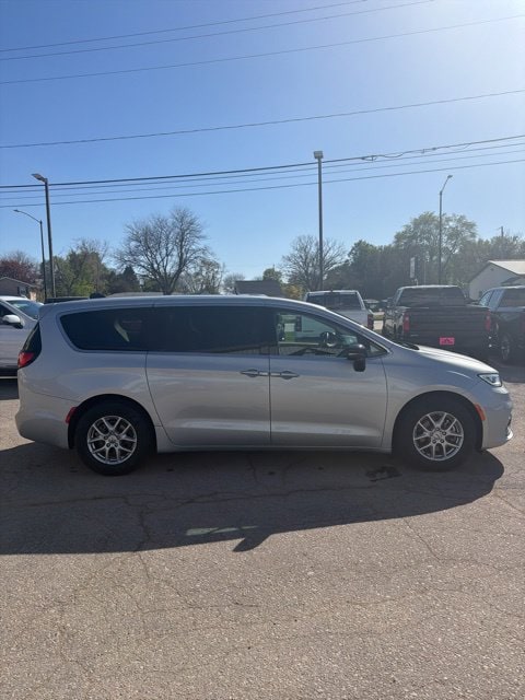 2024 Chrysler Pacifica Touring L - Photo 8