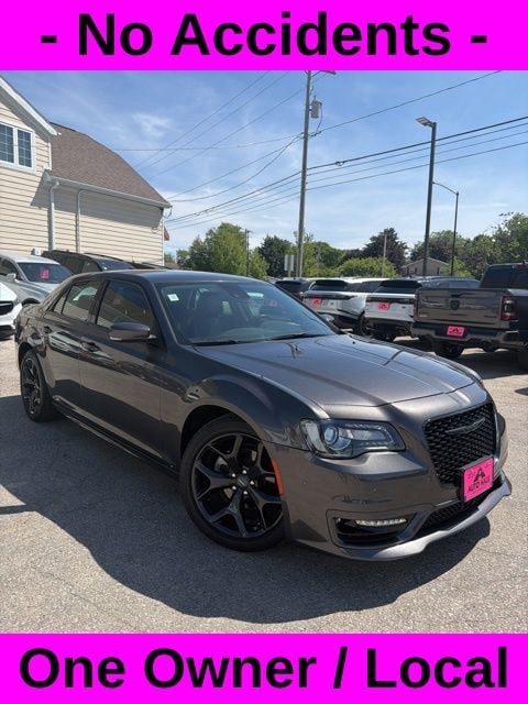 2022 Chrysler 300 Touring L's photo