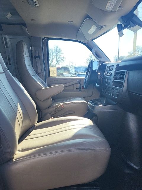 2024 GMC Savana Cargo Work Van - Photo 18