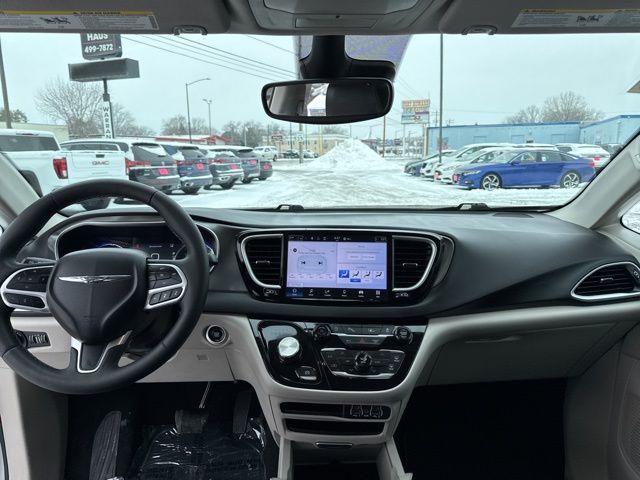 2024 Chrysler Pacifica Touring L - Photo 13