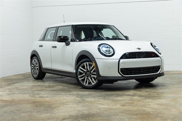 2025 Mini Cooper 4 Door Hardtop Signature photo 2
